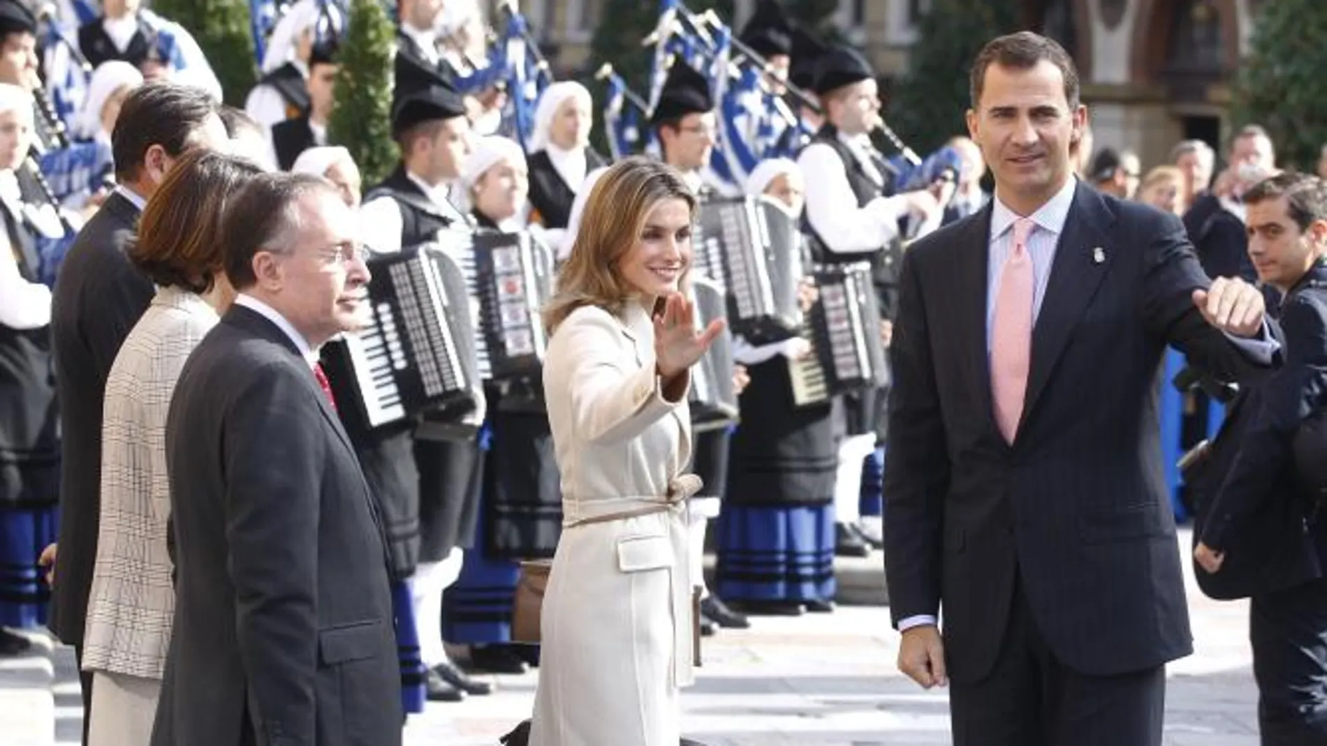 Los Príncipes de Asturias, a su llegada al acto de entrega de los premios que llevan su nombre