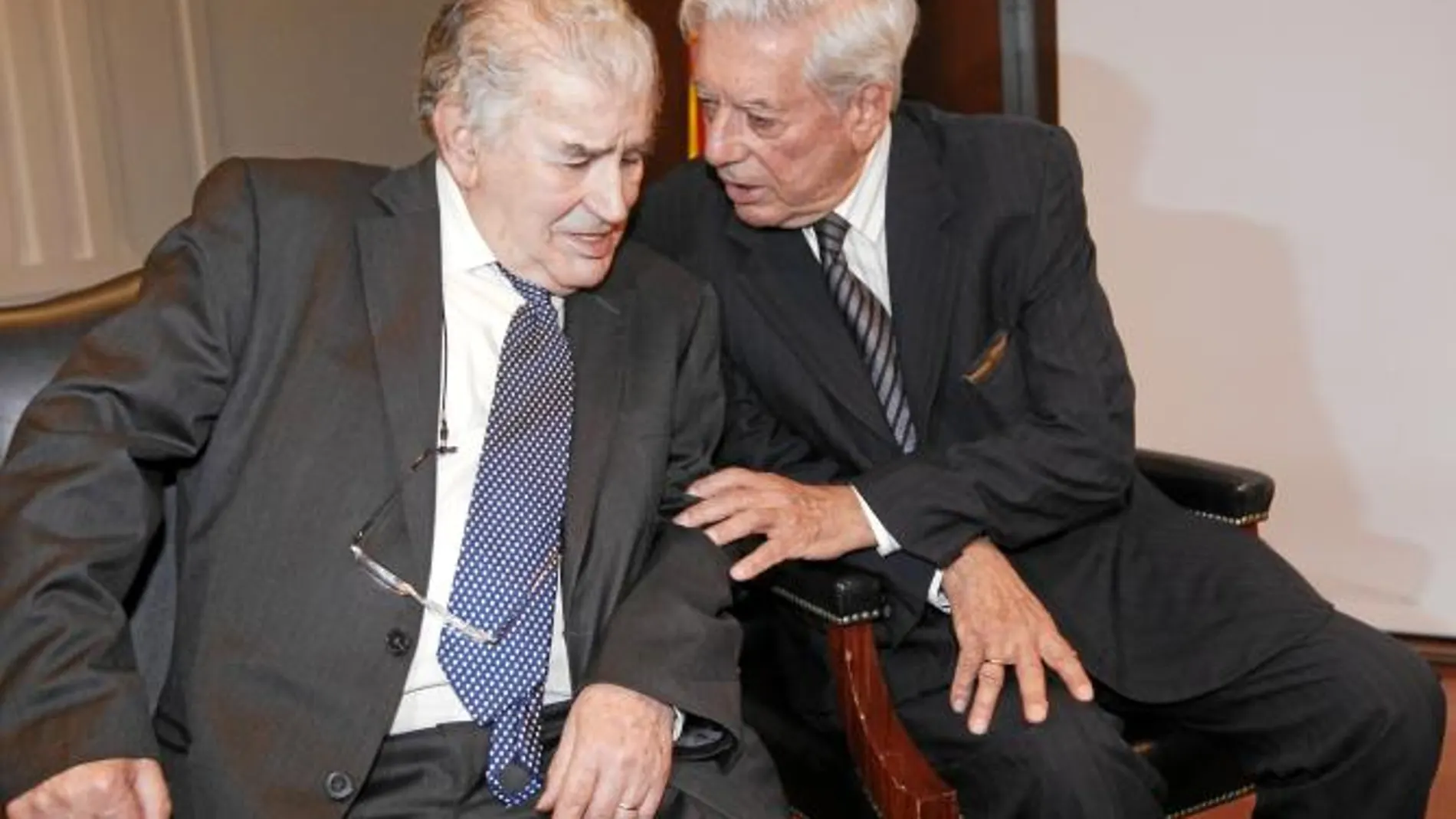 Gamoneda y Vargas Llosa, en la Biblioteca Nacional ayer