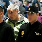 Los etarras Igor Portu, Mattin Sarasola y Mikel San Sebastián, durante el juicio por el atentado contra la T4 de Madrid, el 30 de diciembre de 2006