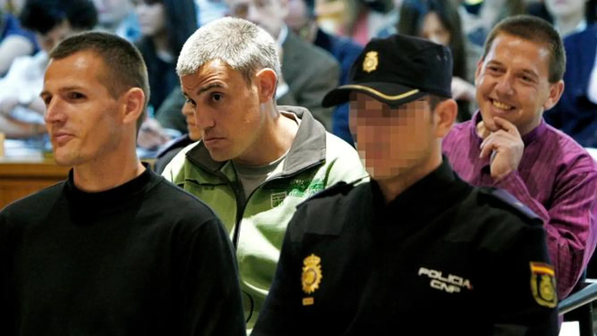 Los etarras Igor Portu, Mattin Sarasola y Mikel San Sebastián, durante el juicio por el atentado contra la T4 de Madrid, el 30 de diciembre de 2006