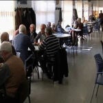 El Ayuntamiento de Hospitalet prohíbe las partidas de bingo a un grupo de jubilados