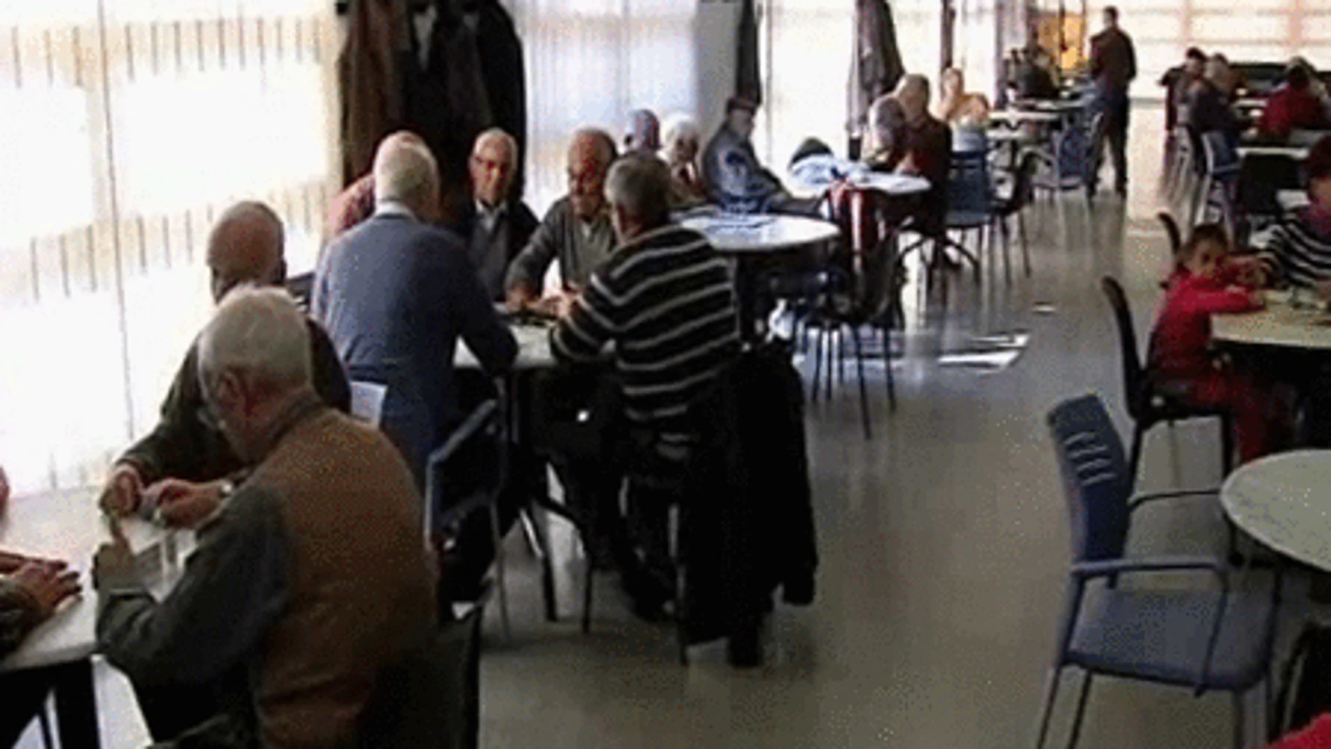 El Ayuntamiento de Hospitalet prohíbe las partidas de bingo a un grupo de jubilados