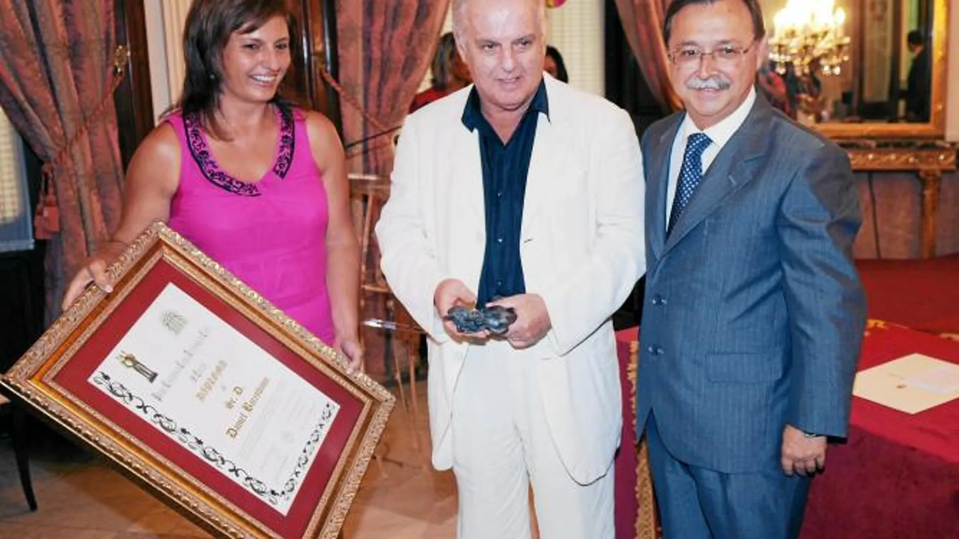 El director de orquesta Daniel Baremboim, en la imagen junto al presidente ceutí Juan Jesús Vivas, recibió el premio en 2007