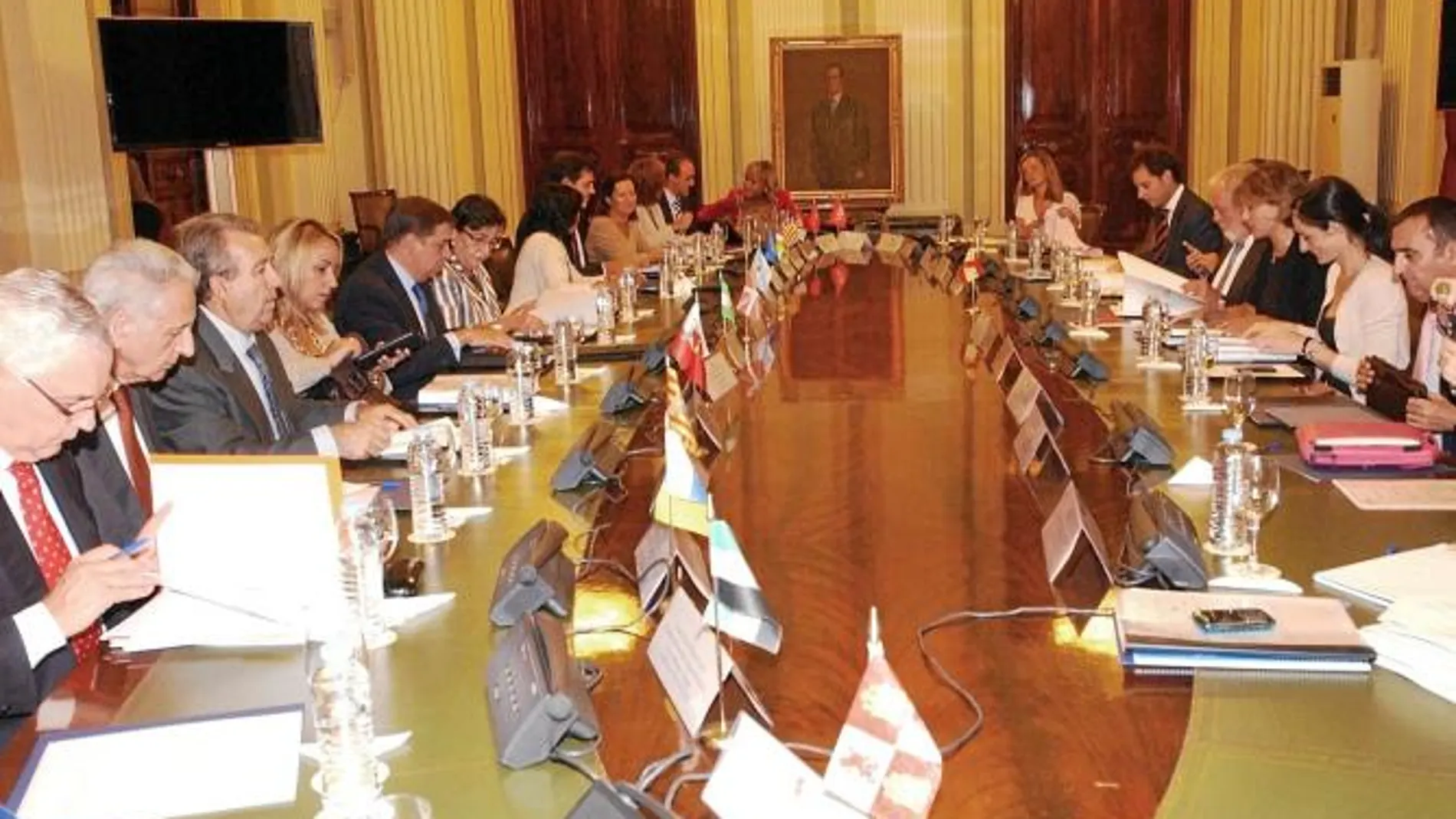 El consejero murciano (tercero izquierda), en la reunión con el Ministro de Agricultura ayer en Madrid