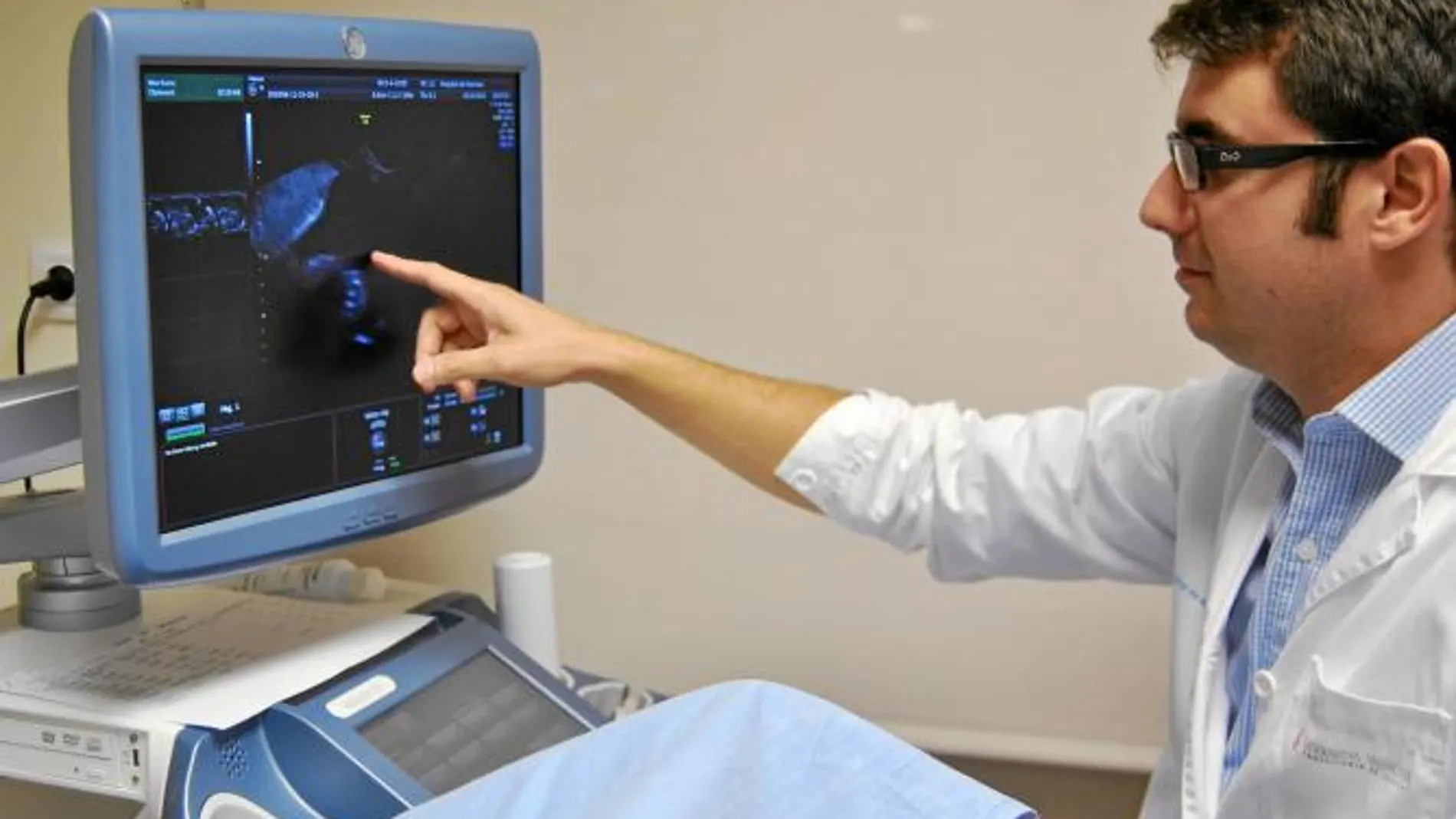 Una paciente se somete a la medición su útero a fin de valorara el riesgo de parto prematuro