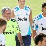 Mourinho se dirige a un grupo de jugadores entre los que está Ramos