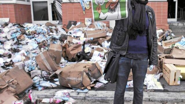 En la imagen el jefe de redacción, con la portada de la publicación en la mano y detrás la redacción desmantela