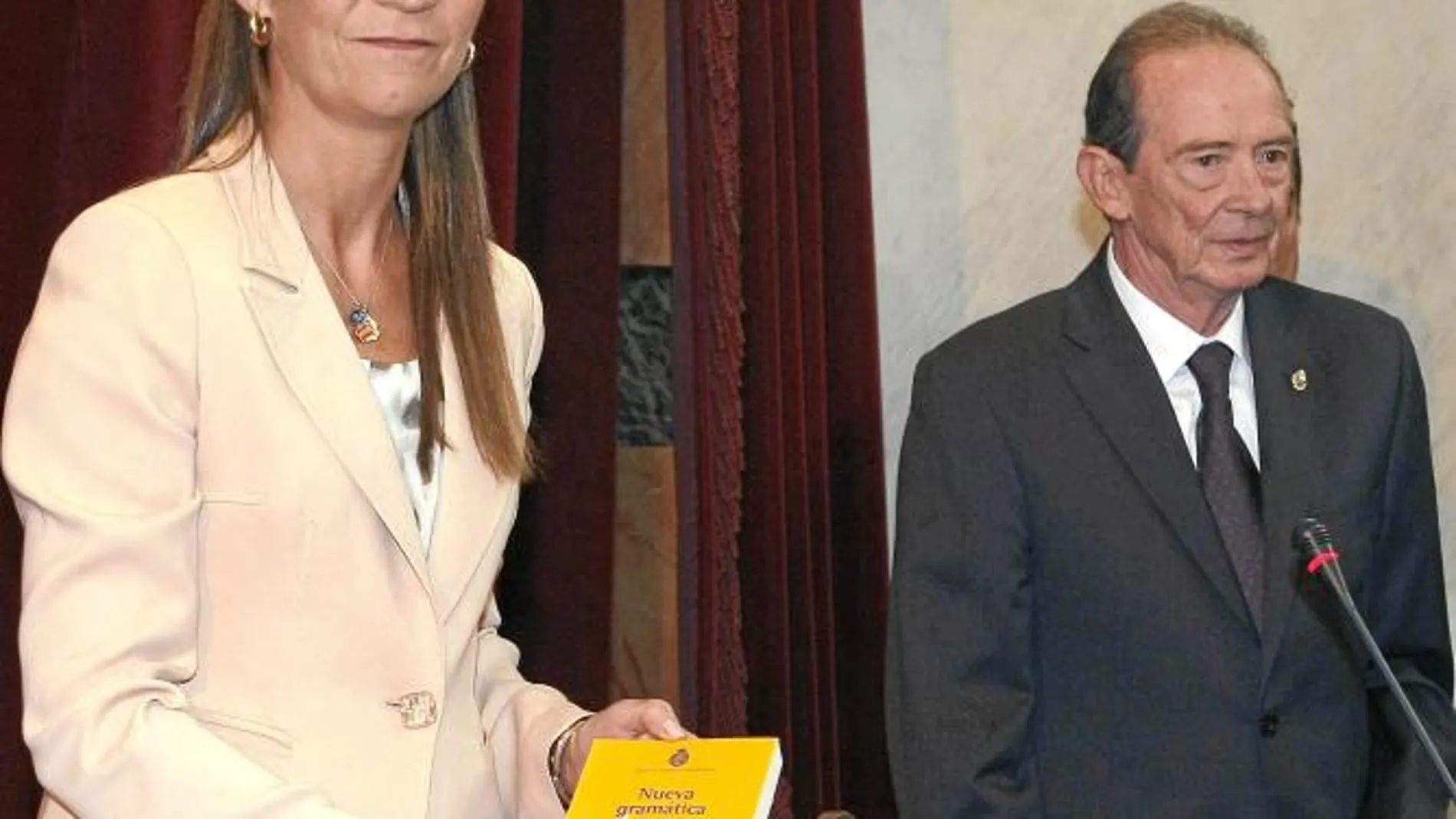 La Infanta Elena y el presidente de la RAE, José Manuel Blecua, ayer