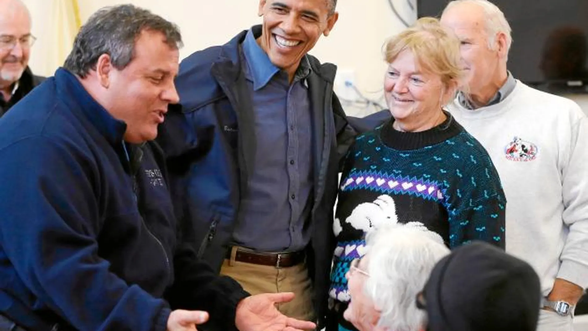 Obama, junto a Chris Christie en uno de los alberges destinados a las víctimas del huracán en Nueva Jersey