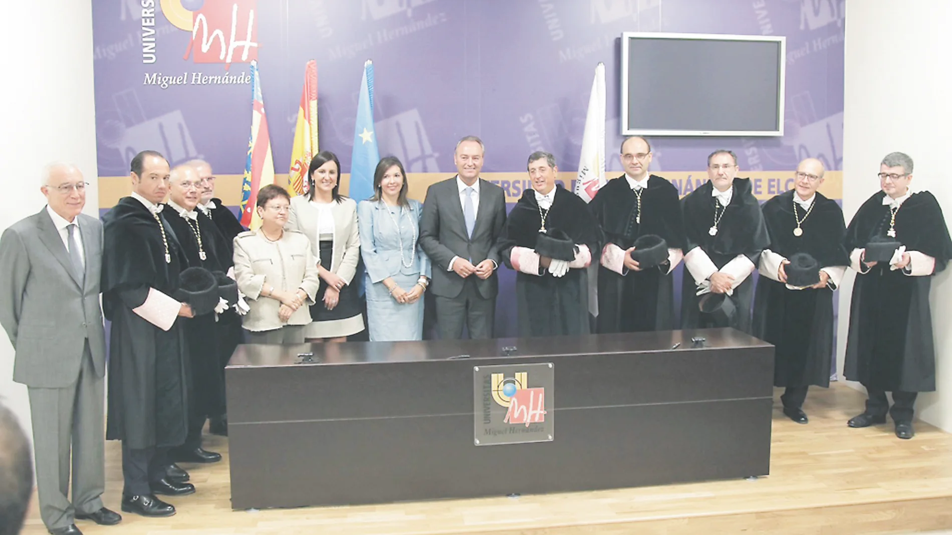 Alberto Fabra junto a los rectores de las ocho universidades valencianas en el acto de apertura del curso académico