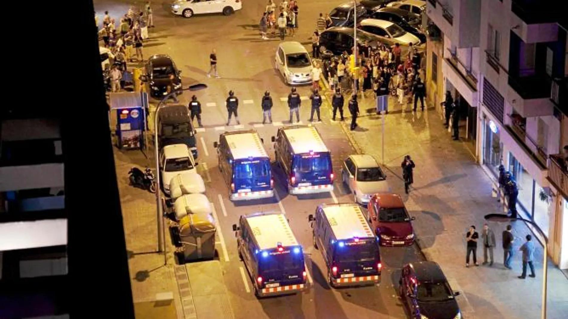 Los Mossos d'Esquadra acordonaron la calle Pujades para evitar enfrentamientos entre ambos bandos