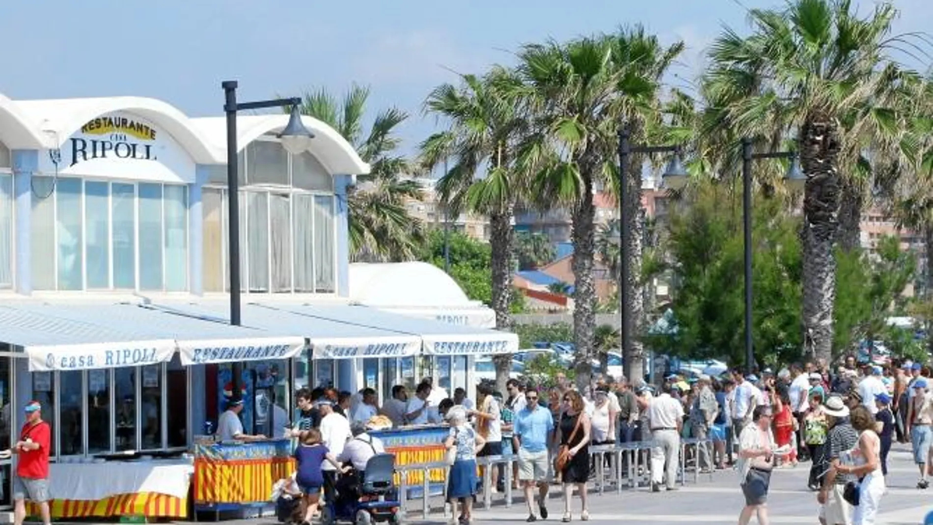 Uno de los actos celebrados por los hosteleros en defensa del modelo de locales cercanos a la playa y cuyas terrazas son objeto de polémica