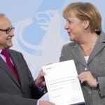 Angela Merkel acogió con muchas reservas el informe que le entregaron ayer los «Cinco Sabios». Estos proponen la emisión de «eurobonos» y un mayor compromiso de Alemania, dos «pecados» de los que no quiere ni oír hablar.