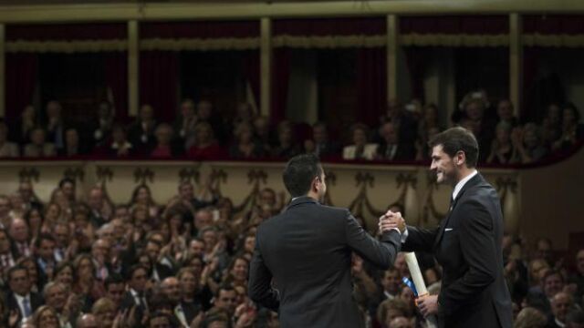 Los jugadores de la selección de fútbol Iker Casillas y Xavi Hernández tras recoger el premio Príncipe de Asturias de los Deportes 2012
