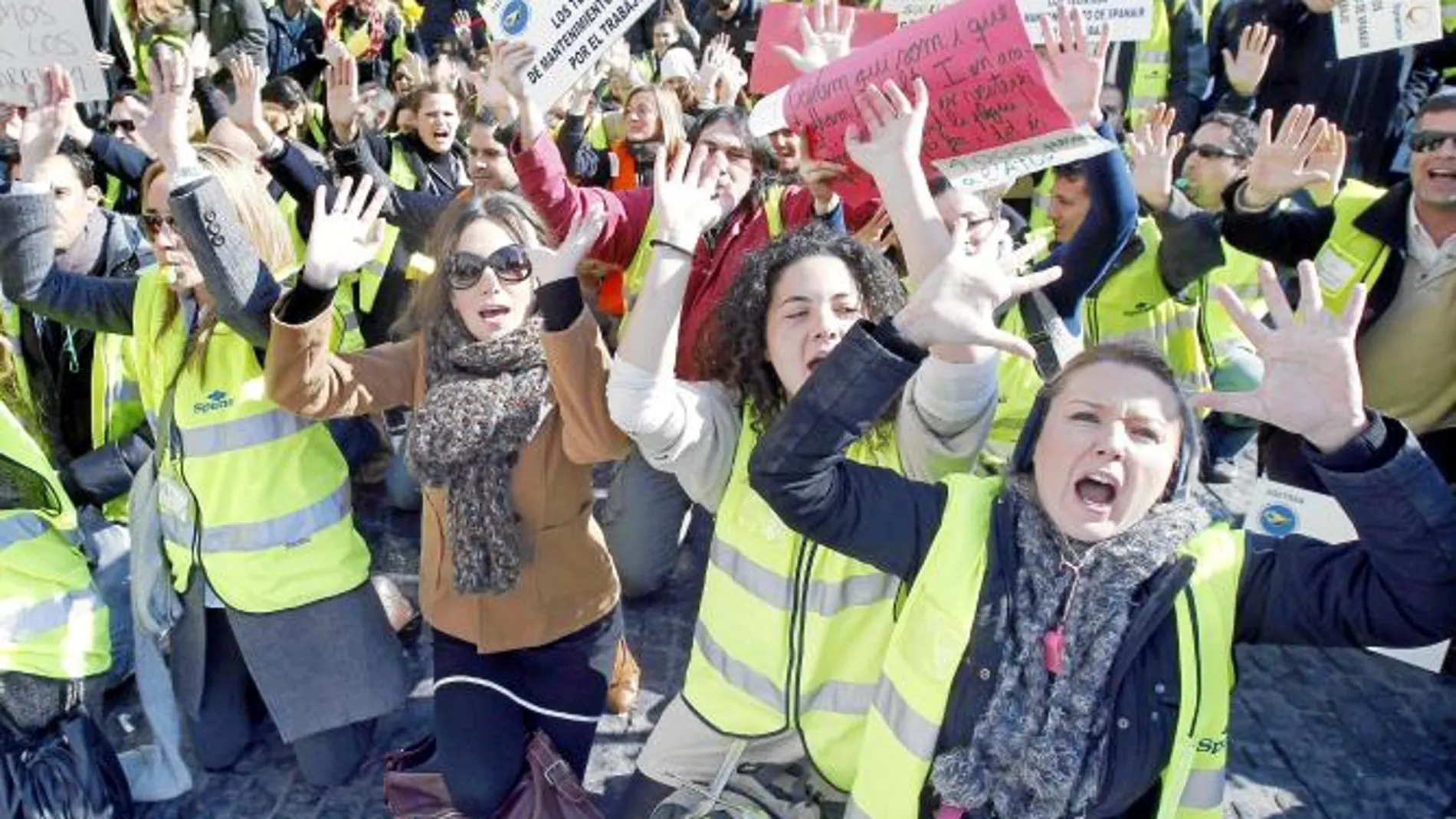 Los trabajadores de Spanair piden amparo a la Generalitat