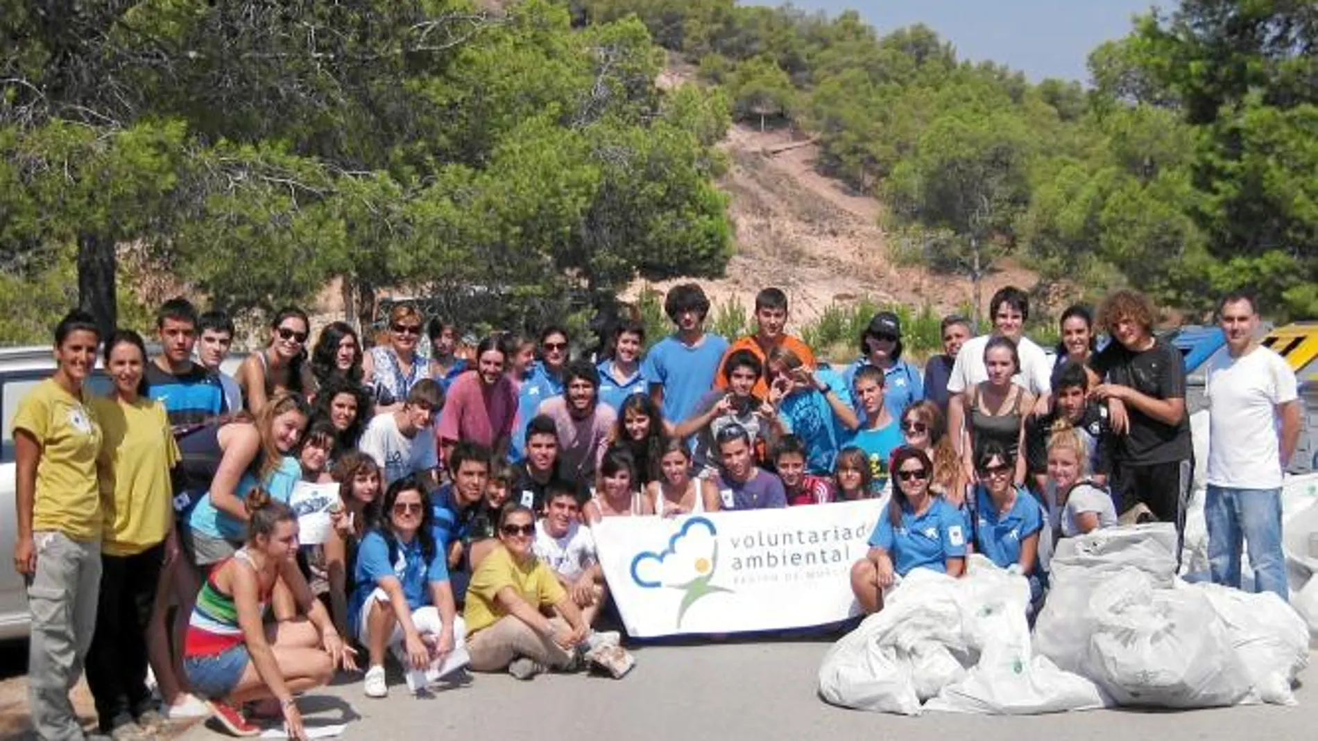 Un grupo de voluntarios que participaron ayer en la jornada sostenible realizada en Lorca e impulsada por una campaña mundial