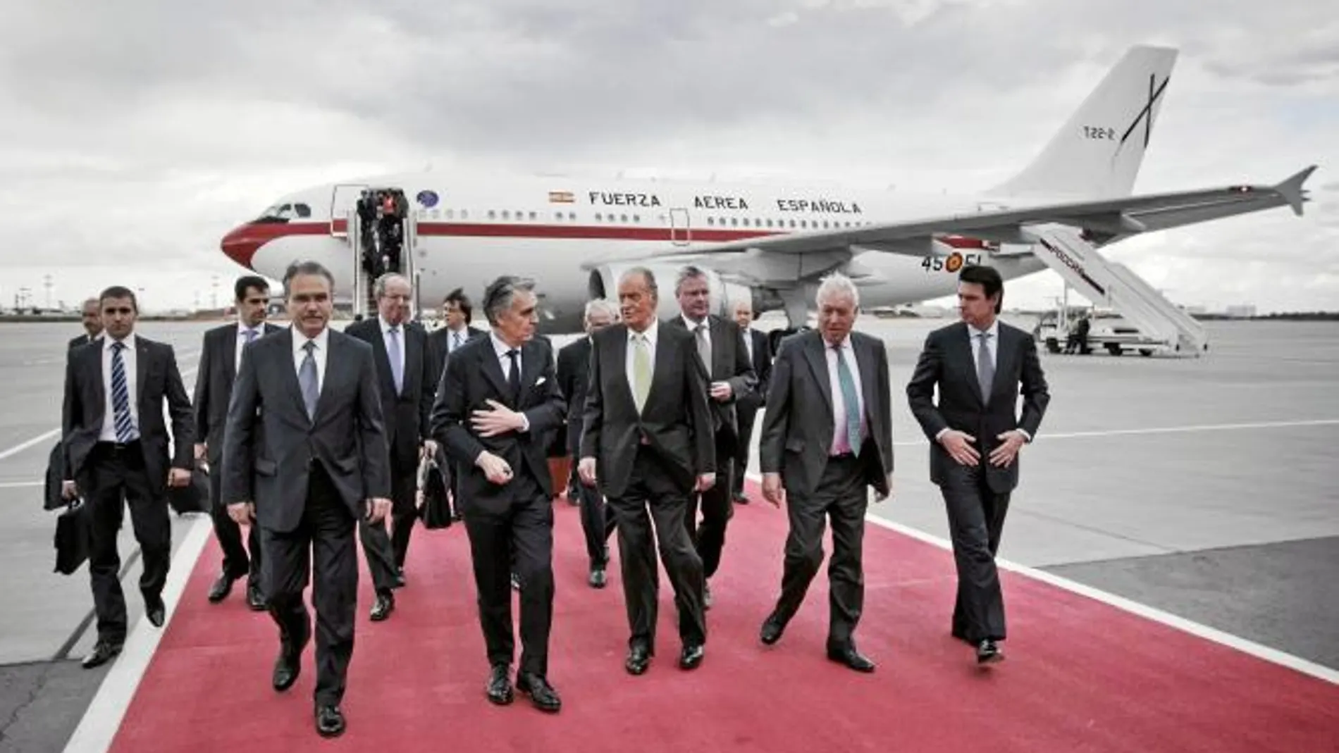 Don Juan Carlos, acompañado por los ministros, tras aterrizar en Moscú el pasado mes de julio