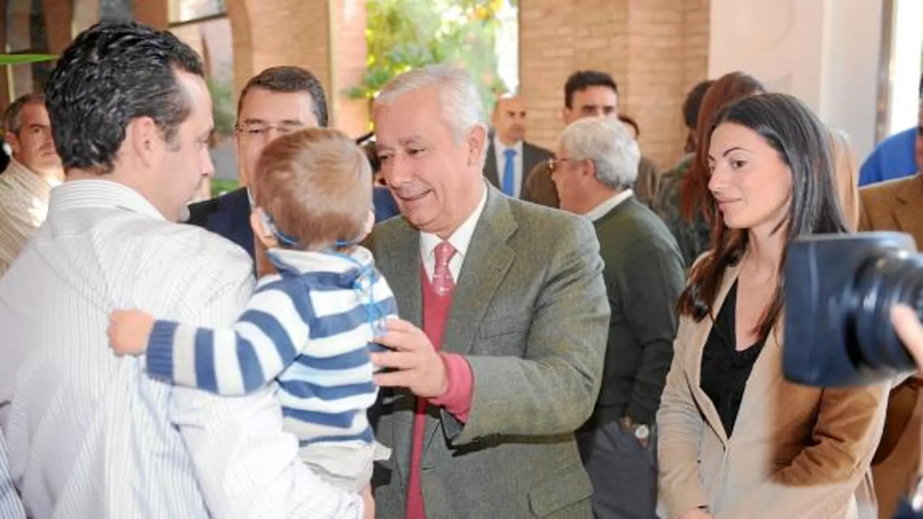 El presidente del PP-A visitó ayer un hospital en Sevilla