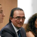 El gerente de Salud, eduardo García Prieto junto a Esperanza Vázquez y Silvia Fernández
