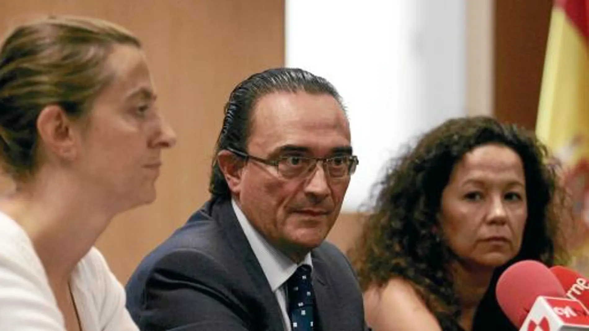 El gerente de Salud, eduardo García Prieto junto a Esperanza Vázquez y Silvia Fernández
