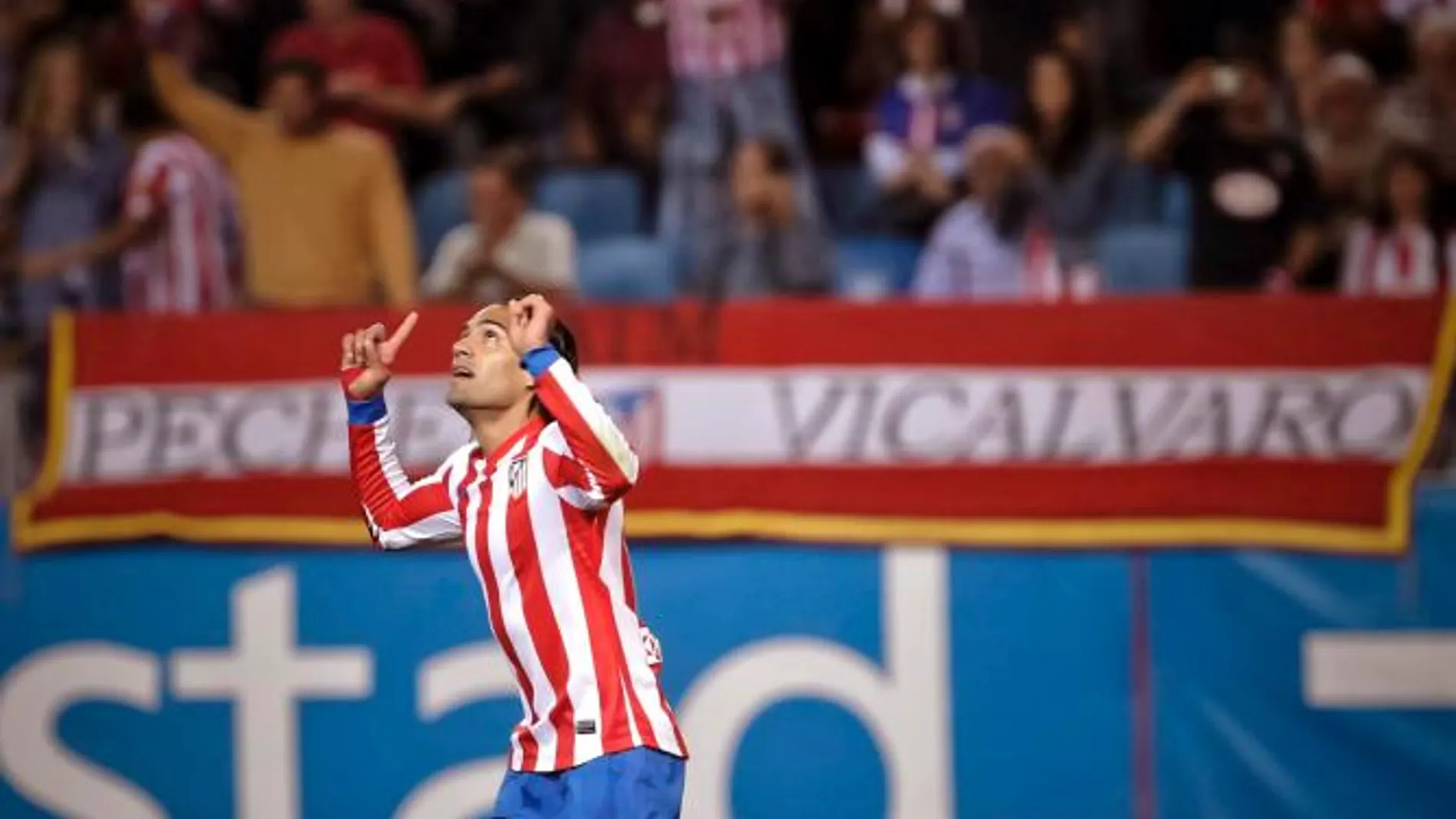 El delantero colombiano del Atlético de Madrid, Radamel Falcao, celebra la consecución del primer gol
