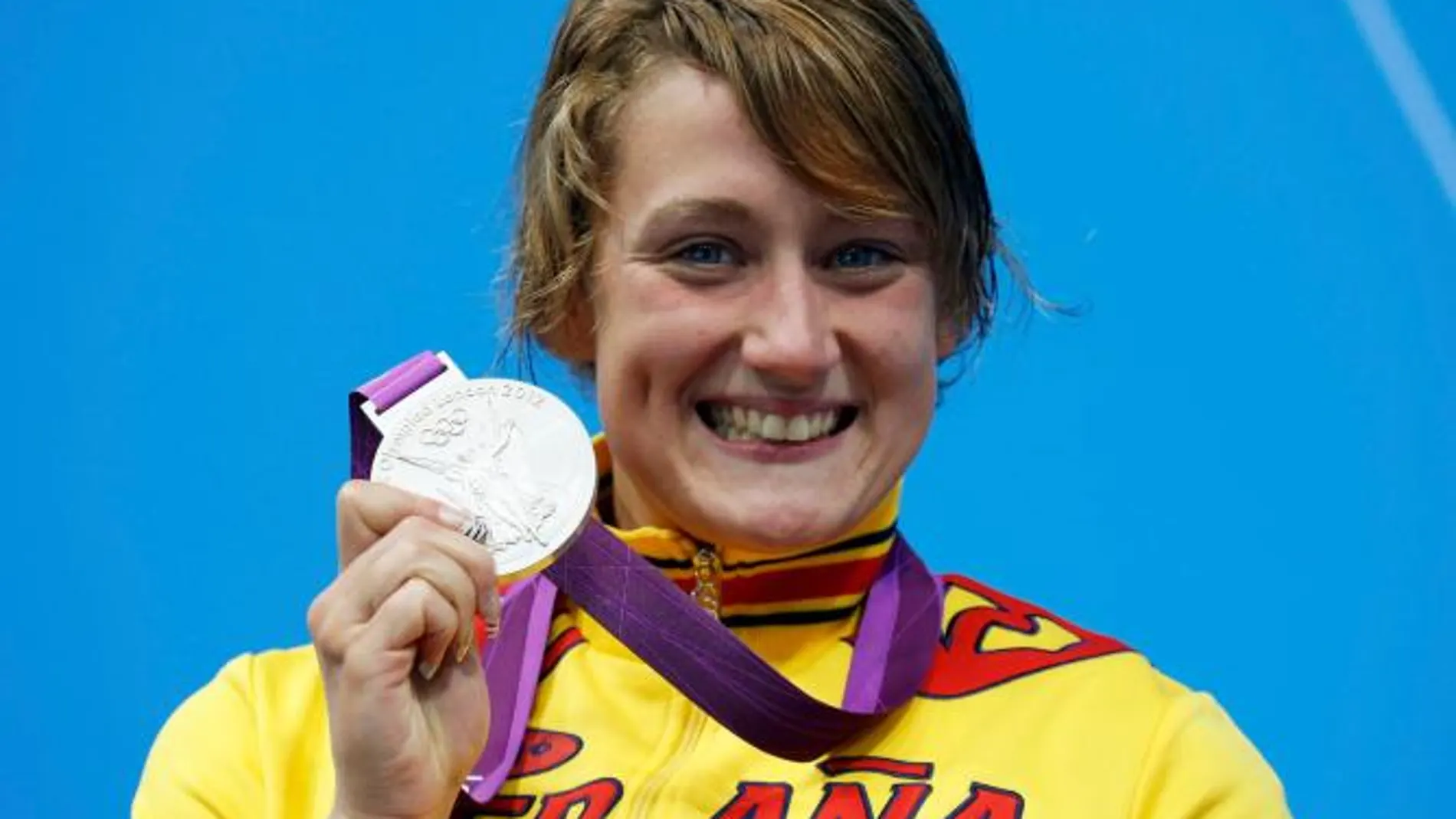 Mireia Belmonte posa con una de sus medallas olímpicas