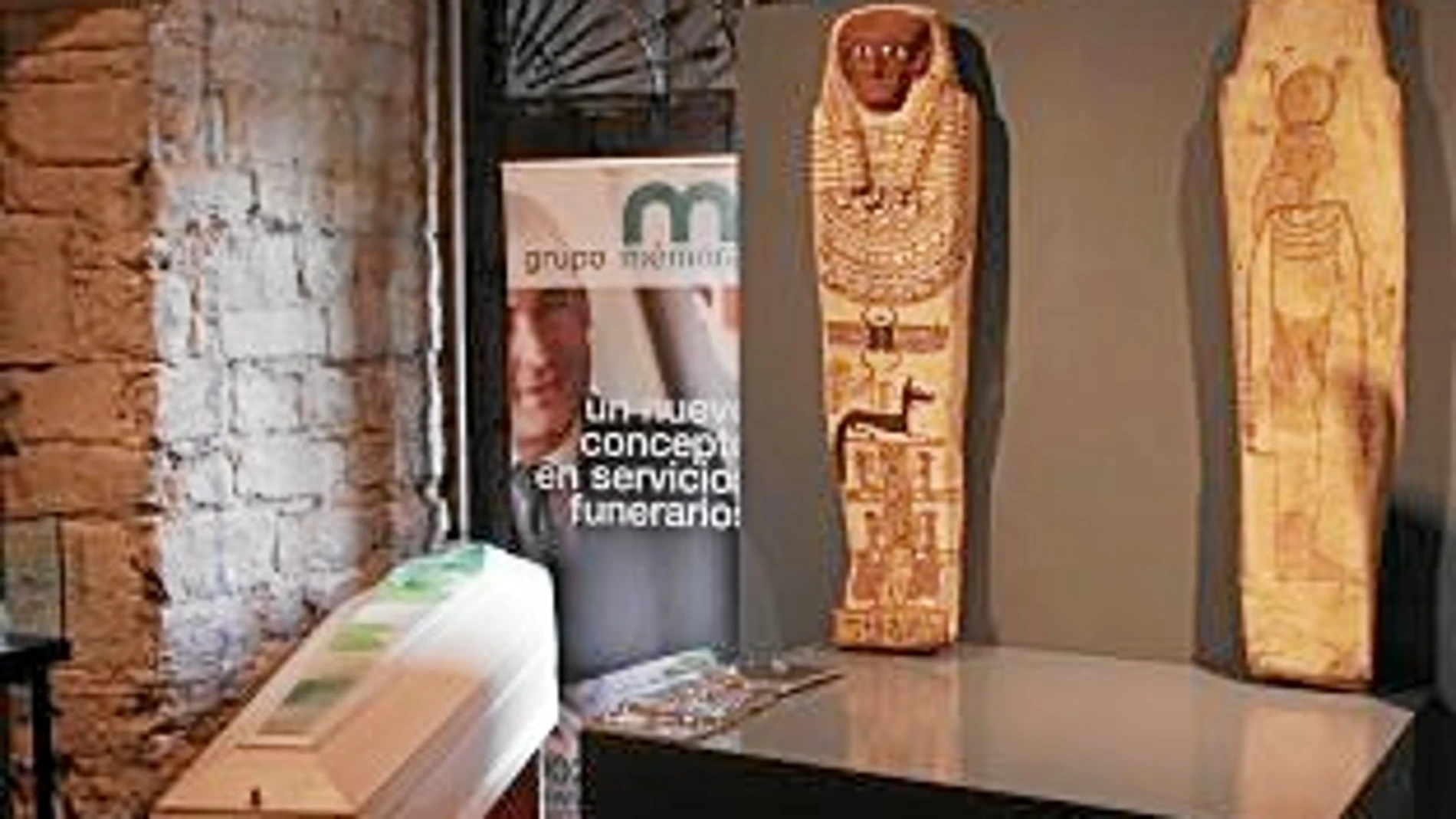 Una máscara y sarcófagos egipcios forman parte del contenido de la exposición en el Museo Diocesano de Barcelona