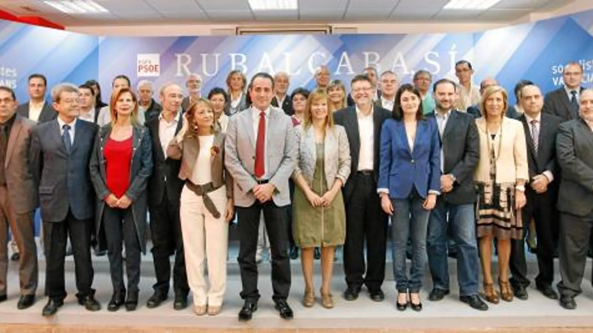 El secretario general del PSPV, Jorge Alarte, ayer tras la reunión del Comité Electoral Nacional junto a todos los candidatos socialistas al 20N por la Comunitat