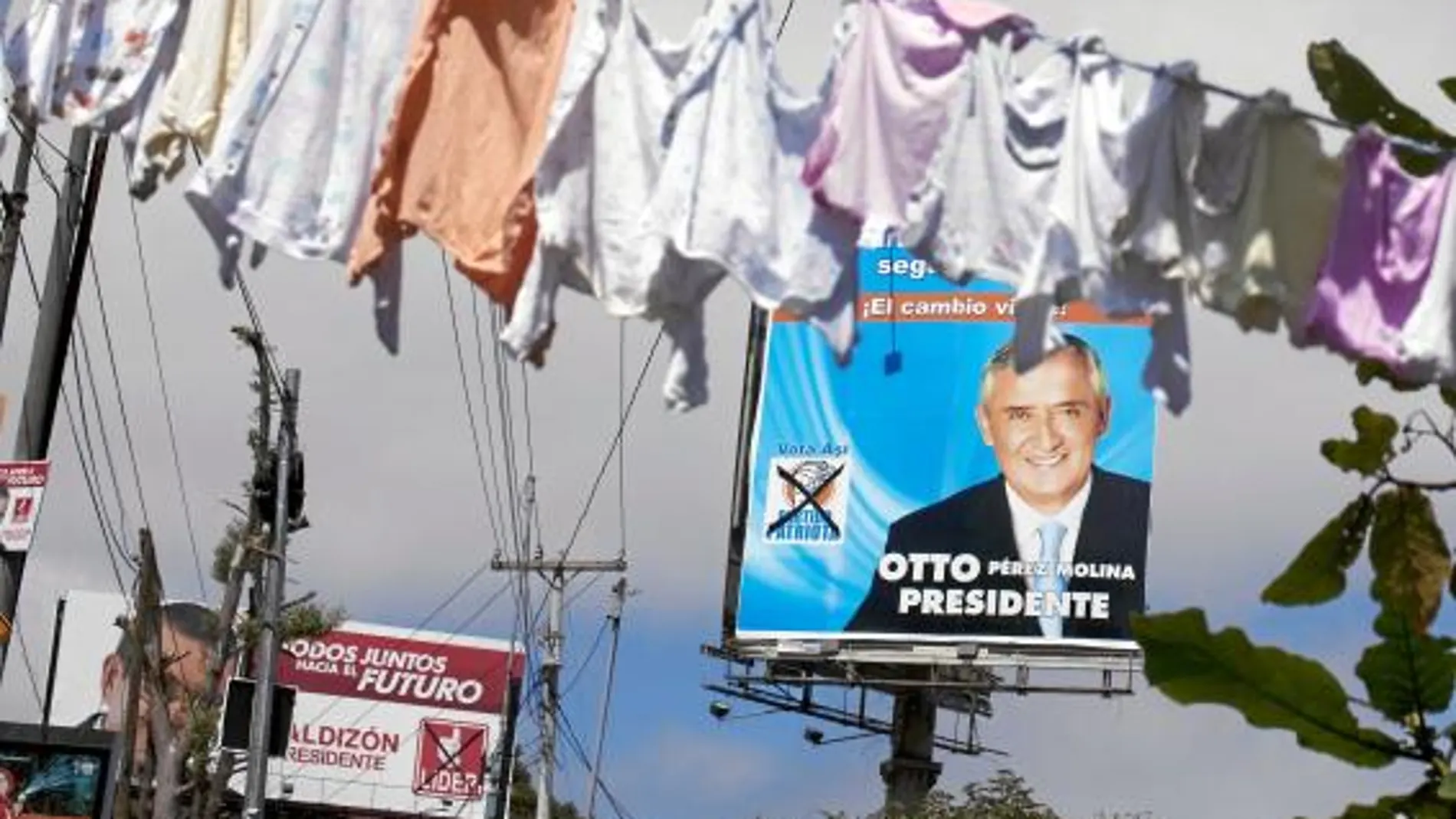 Un cartel del favorito, Otto Pérez Molina, en una barriada de Guatemala
