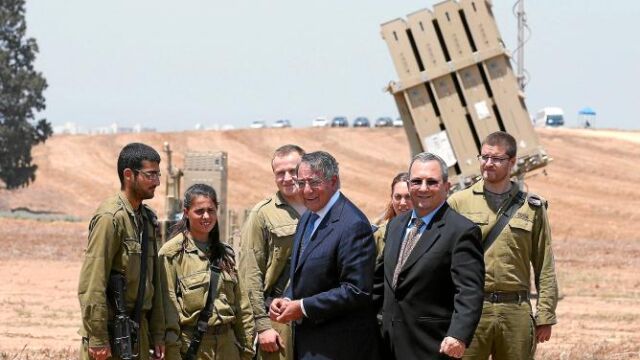 El secretario de Defensa de EE UU, Leon Panetta, junto con el ministro de Defensa israelí, Ehud Barak, ayer en un momento de su visita a Israel