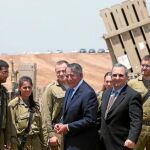 El secretario de Defensa de EE UU, Leon Panetta, junto con el ministro de Defensa israelí, Ehud Barak, ayer en un momento de su visita a Israel