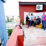 A pesar del sentimiento permanente de agobio y pesadumbre por la situación económica, la familia Moral Lara no tira la toalla. María Lara, la madre, Cipriano Moral, el padre; María, la hija. Dani,el mellizo de María .Jonathan, el hijo mayor y el único que