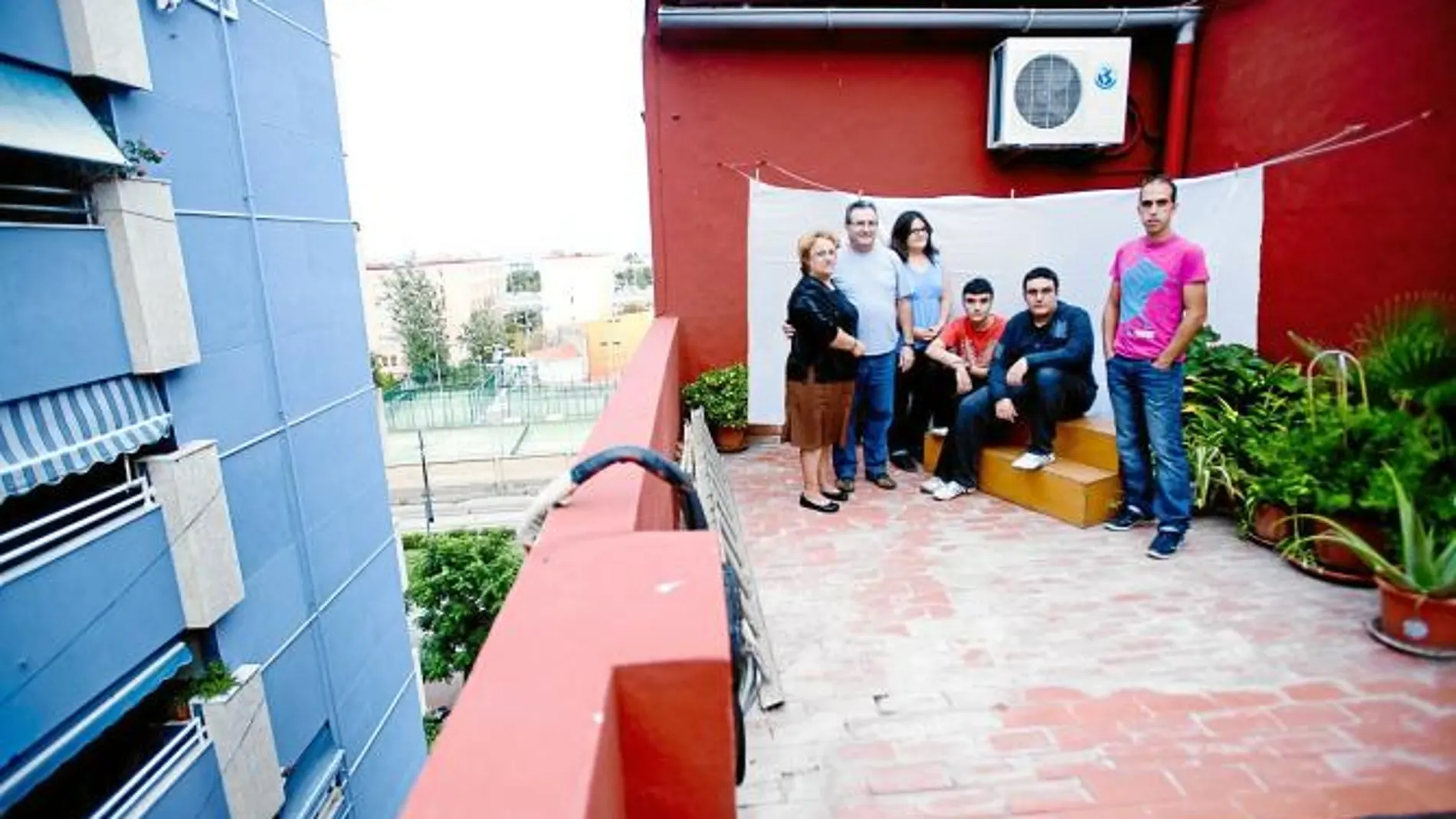 A pesar del sentimiento permanente de agobio y pesadumbre por la situación económica, la familia Moral Lara no tira la toalla. María Lara, la madre, Cipriano Moral, el padre; María, la hija. Dani,el mellizo de María .Jonathan, el hijo mayor y el único que
