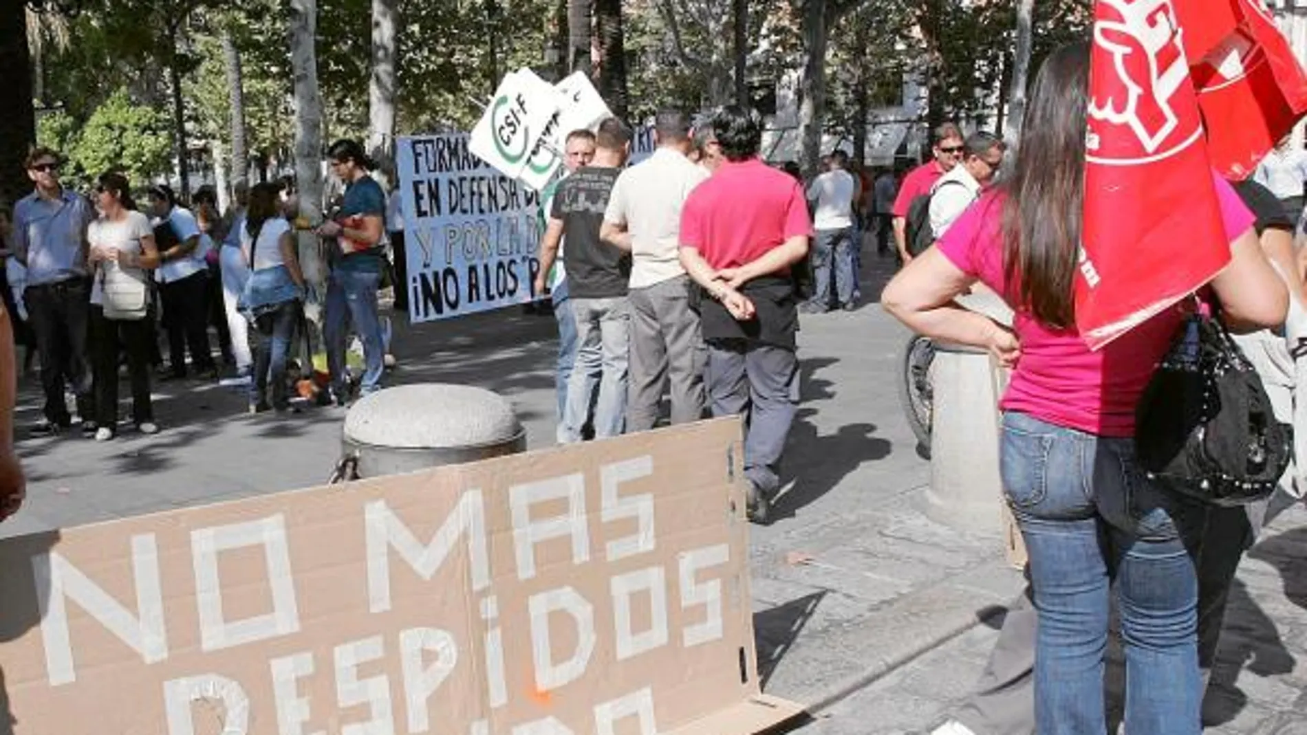 Los empleados municipales y los monitores de los distritos protestaron frente al Consistorio