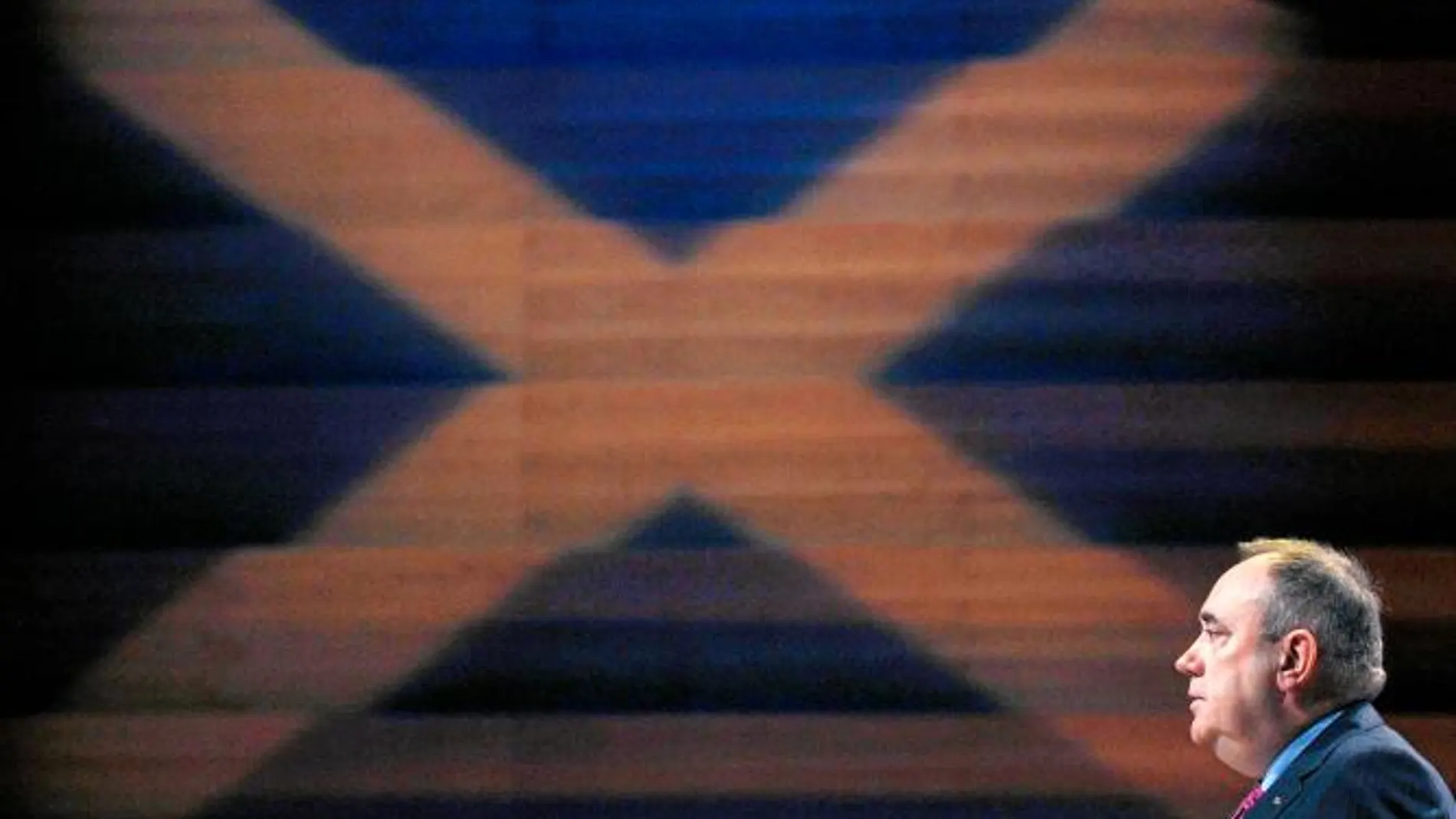 Alex Salmond, ministro principal de Escocia, durante una conferencia en la que celebra el permiso para celebrar el referéndum de independencia