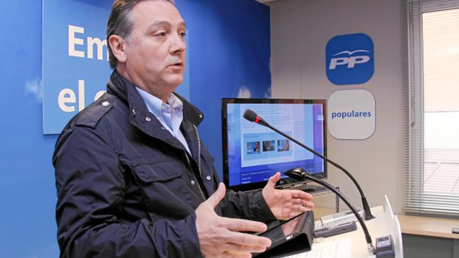 El cabeza de lista del PP al Congreso de los Diputados por León, Alfredo Prada, valora la marcha de Fernández