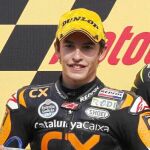 MARC MÁRQUEZ posa para los fotógrafos en el podio del circuito japonés de Motegi