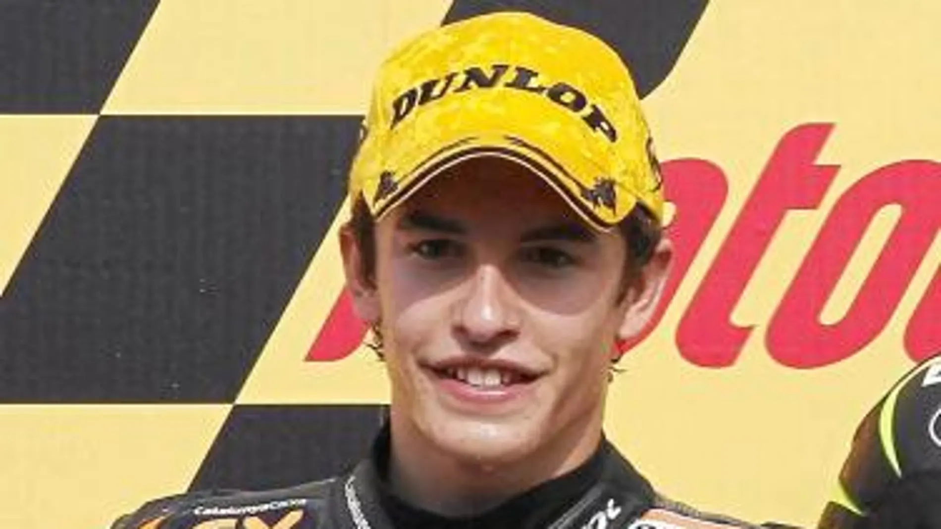 MARC MÁRQUEZ posa para los fotógrafos en el podio del circuito japonés de Motegi