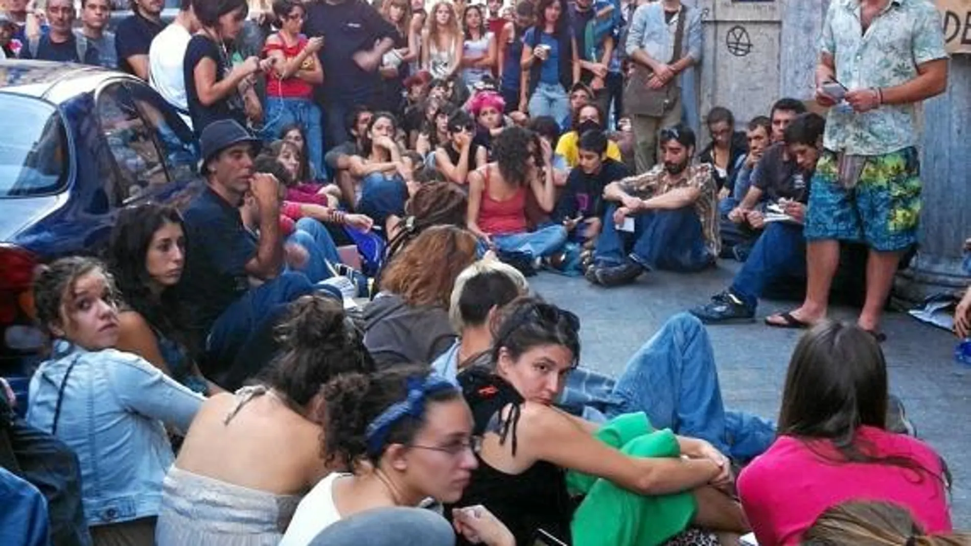 Decenas de personas participaron en una asamblea en el Hotel Madrid para decidir su uso