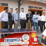 El consejero Ballesta (4 izquierda) visitó los prototipos de vehículos