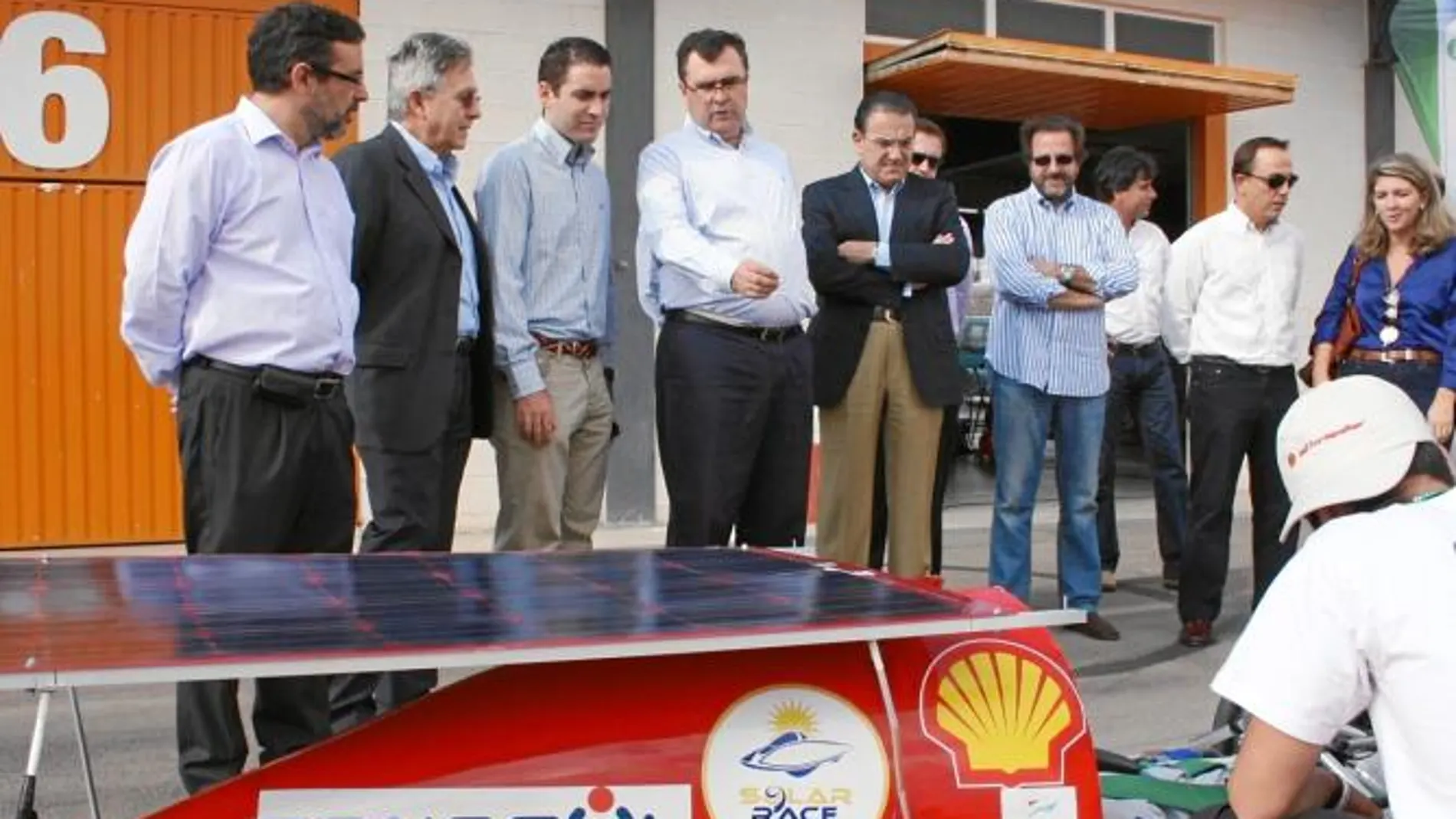 El consejero Ballesta (4 izquierda) visitó los prototipos de vehículos