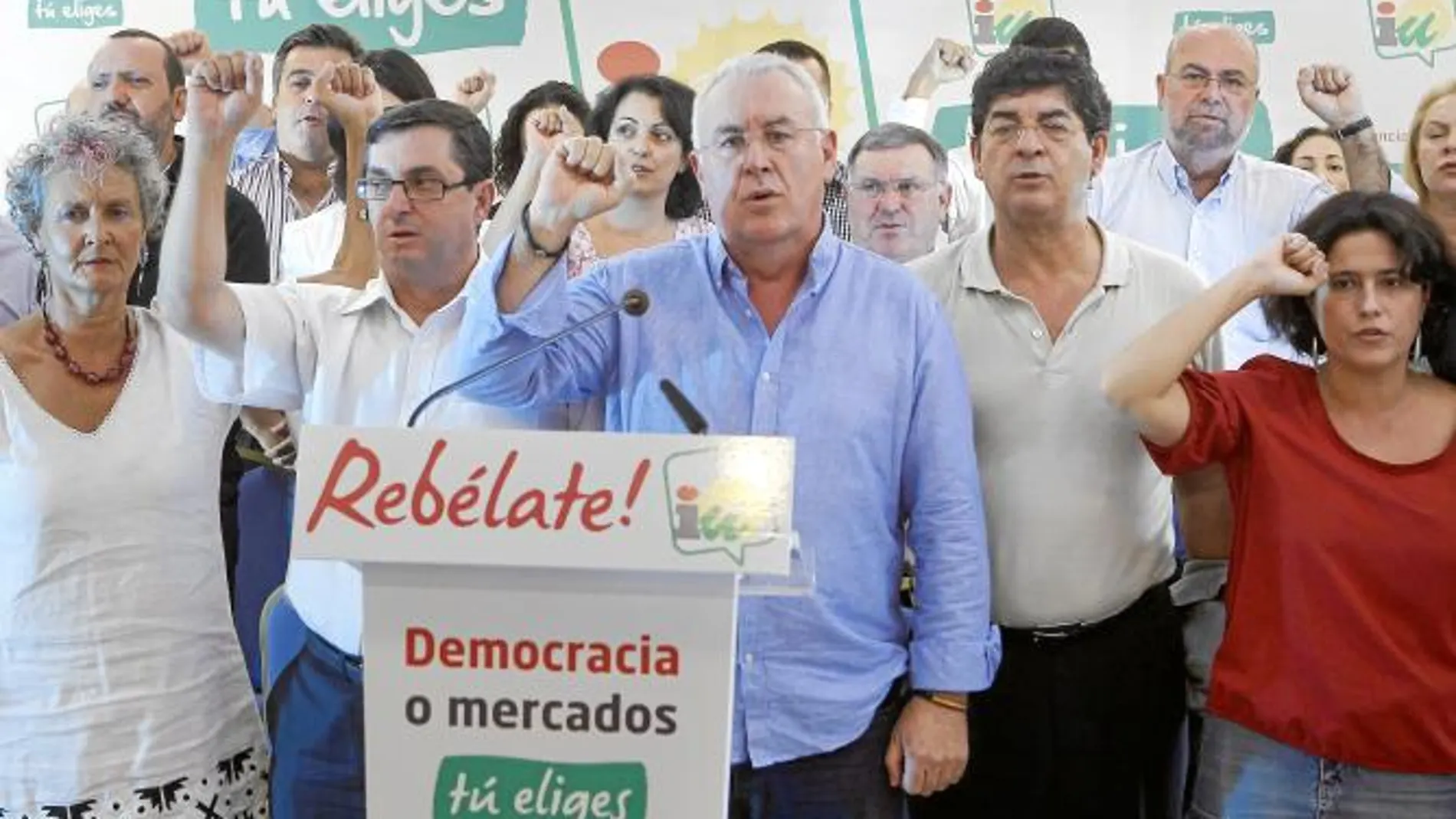 Cayo Lara y Diego Valderas posan con compañeros de IU, tras el acto de presentación de candidatos