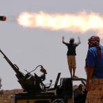 Las fuerzas rebeldes dispararon cohetes, ayer, en Sirte