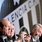 El presidente del Valencia, Manuel Llorente, ayer, durante su intervención ante la junta general de accionistas del club
