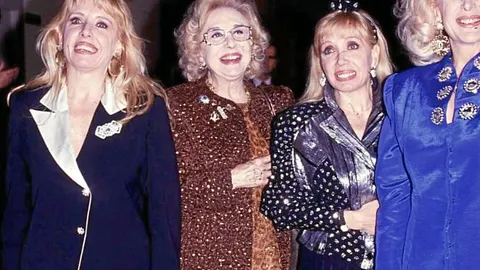 Las gemelas flanquean a su madre, Mari Carrillo. A la derecha, Paloma Hurtado, ahora en EE UU