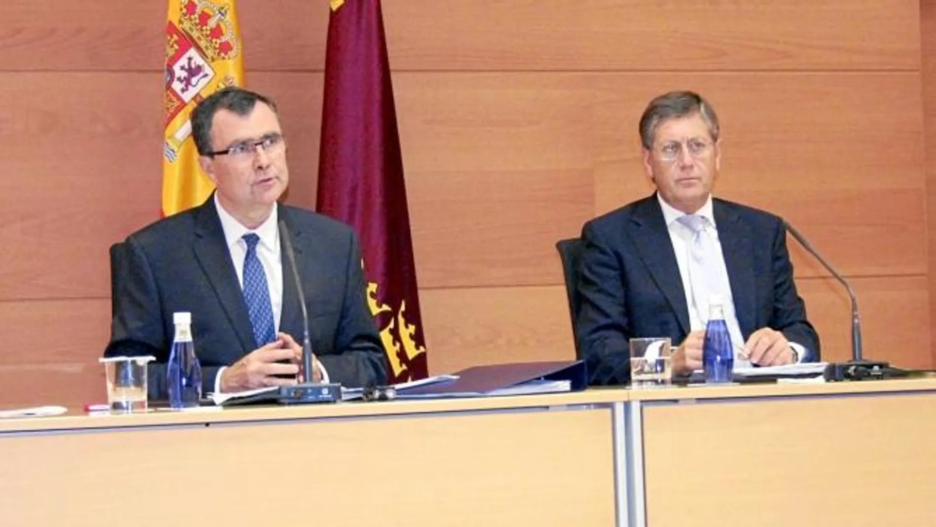 El portavoz del Gobierno regional, José Ballesta, y el vicepresidente y consejero de Economía y Hacienda, Juan Bernal, ayer tras la celebración del Consejo de Gobierno en Murcia