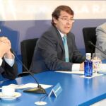 Fernández Mañueco, flanqueado por el director de LA RAZÓN, Francisco Marhuenda, y el delegado del periódico en Castilla y León, Jesús Fonseca