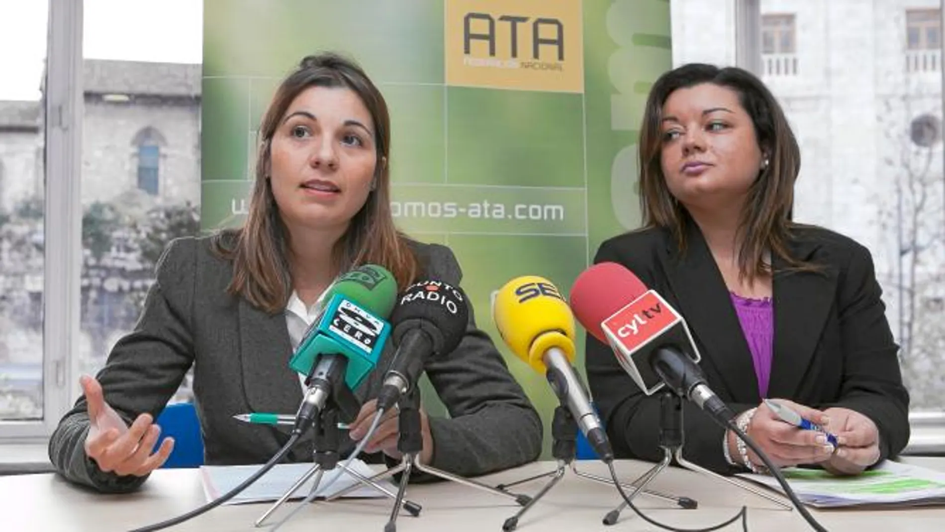 La presidenta de ATA Castilla y León, Soraya Mayo, presenta, junto a María Jesús Pérez, el informe