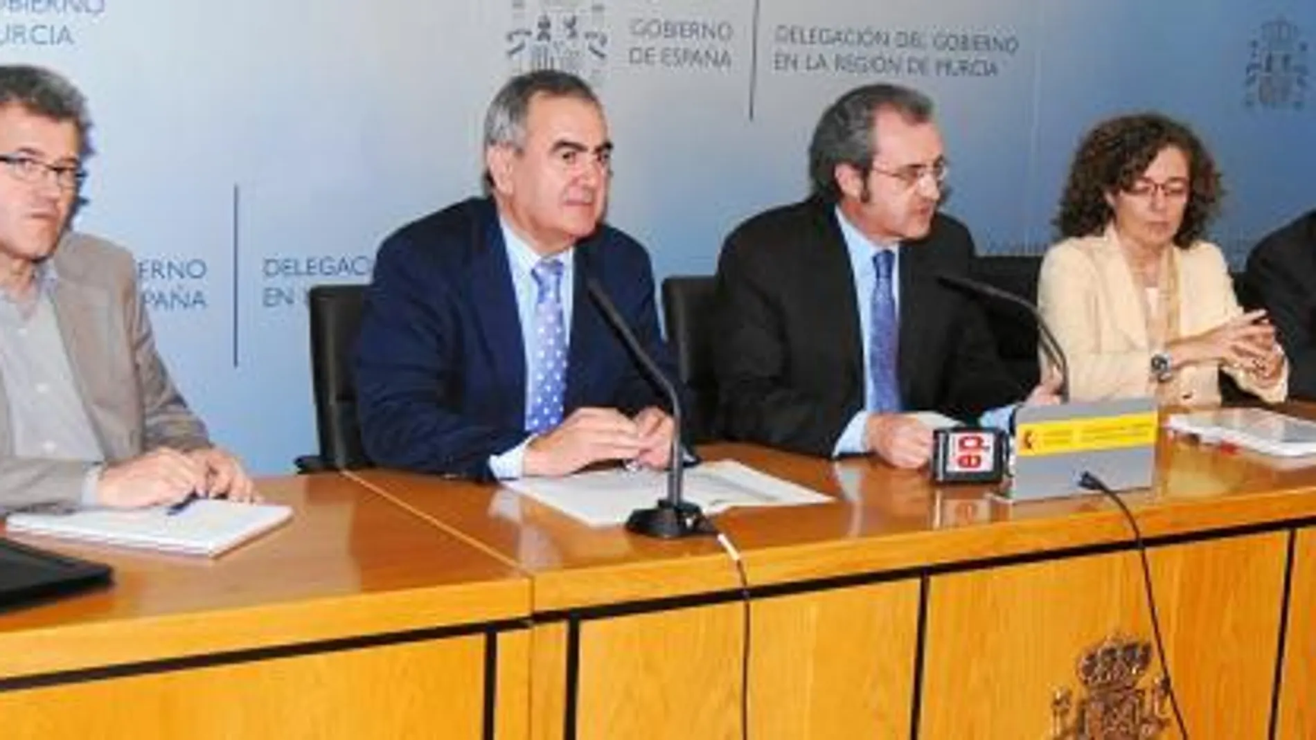 El responsable del Comisionado, Jesús Miranda (centro), presentó las medidas complementarias