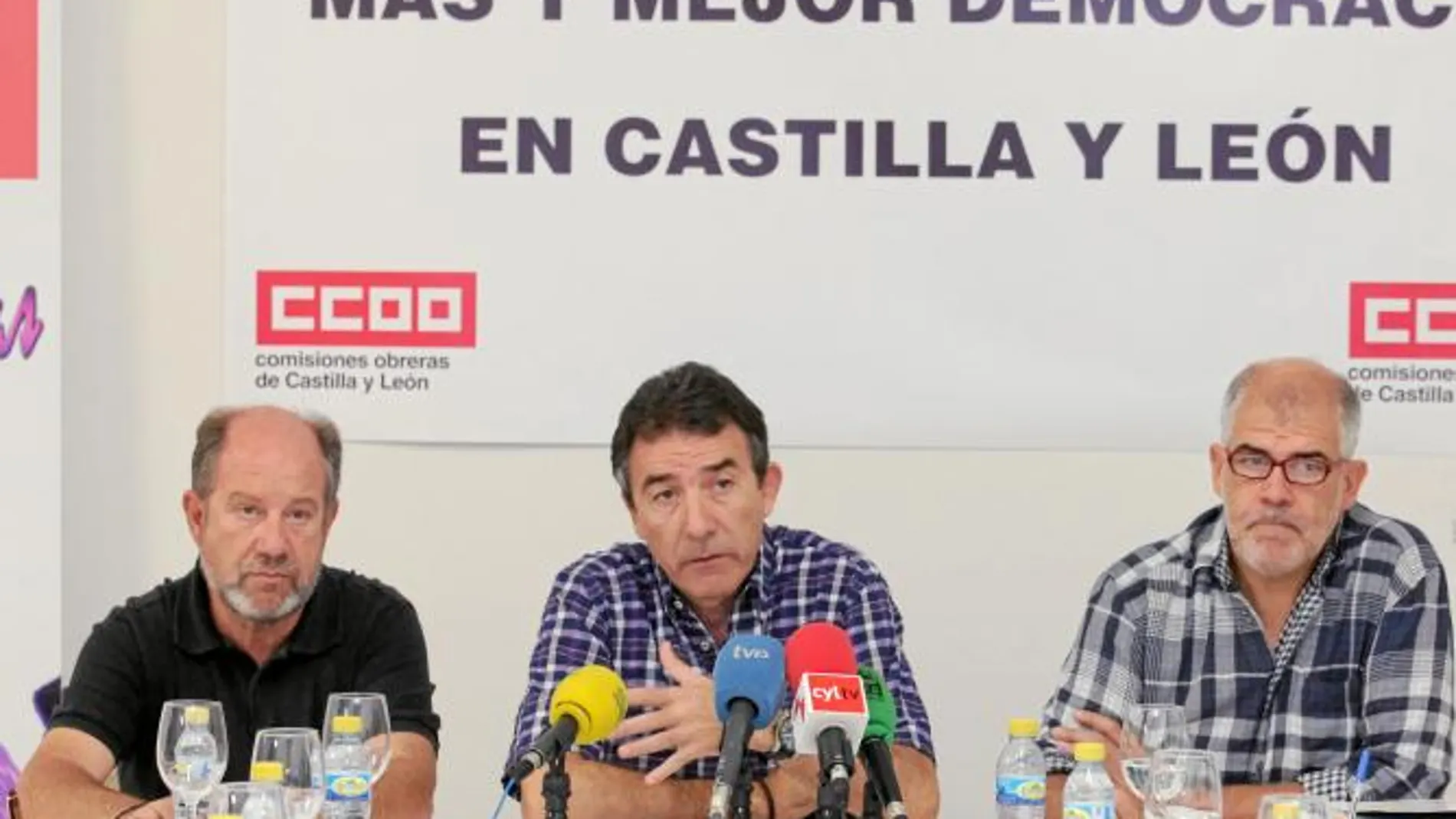 Ángel Hernández, Juan José García y Carlos Castedo, durante la rueda de prensa ofrecida ayer por CC OO